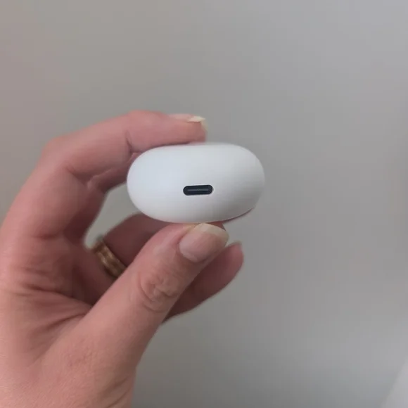 Google Wireless Earbuds in White - Picture 3 of 6